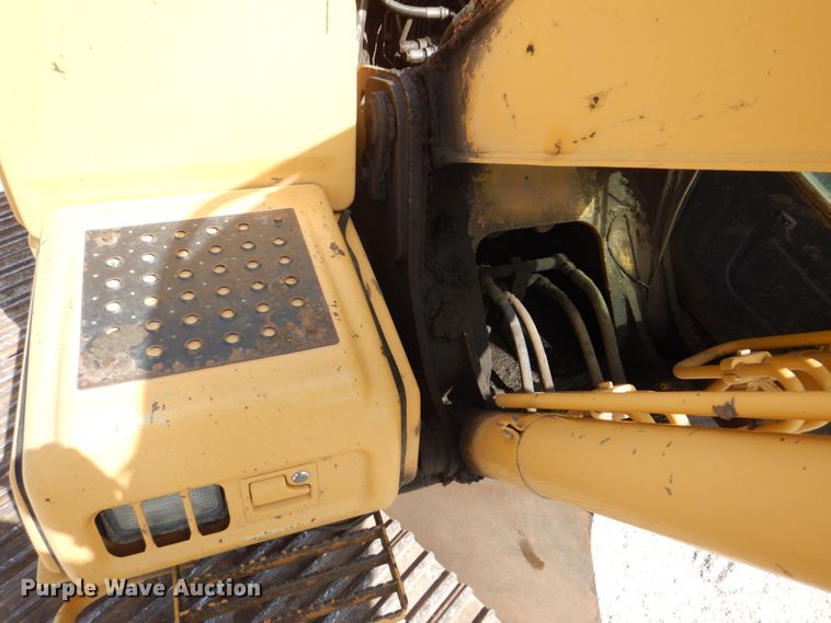 image for item DS8123 2006 John Deere 200C LC  excavator