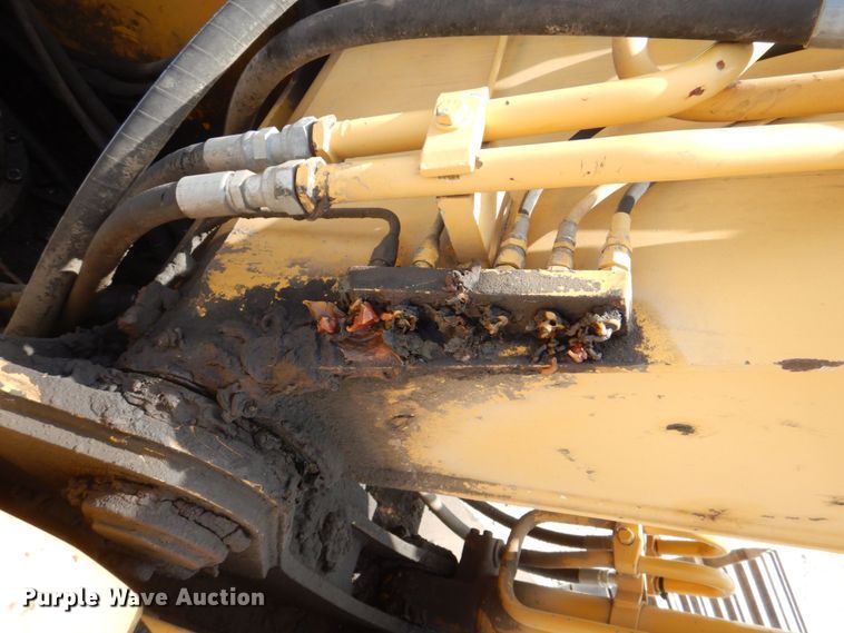 image for item DS8123 2006 John Deere 200C LC  excavator