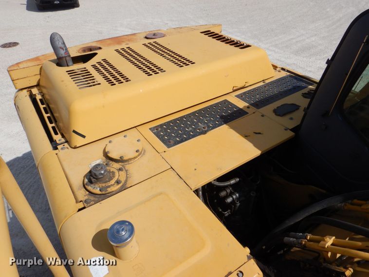 image for item DS8123 2006 John Deere 200C LC  excavator