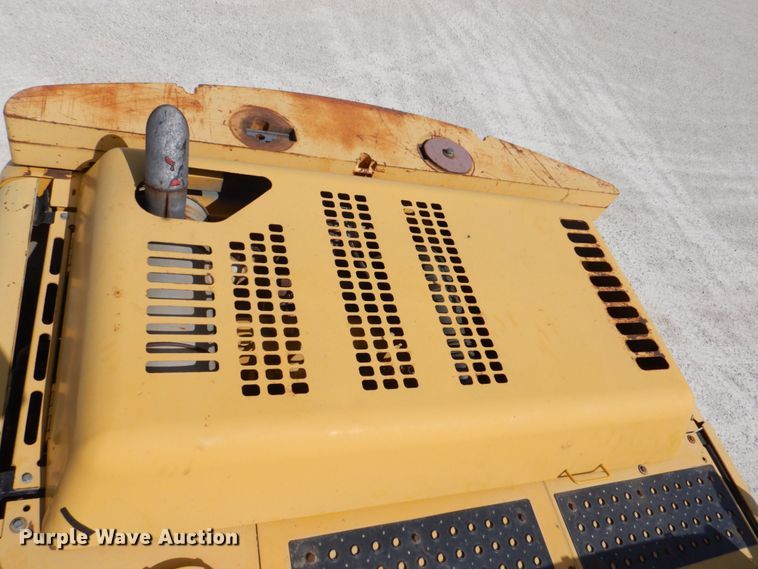 image for item DS8123 2006 John Deere 200C LC  excavator