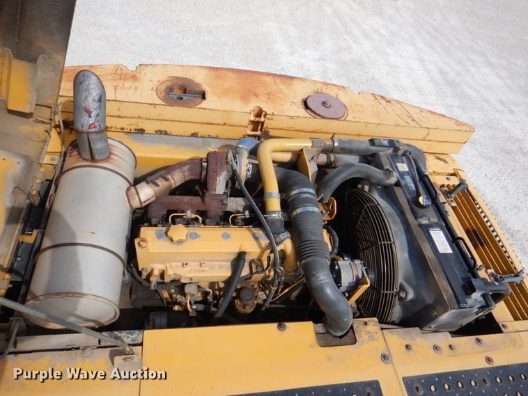 image for item DS8123 2006 John Deere 200C LC  excavator