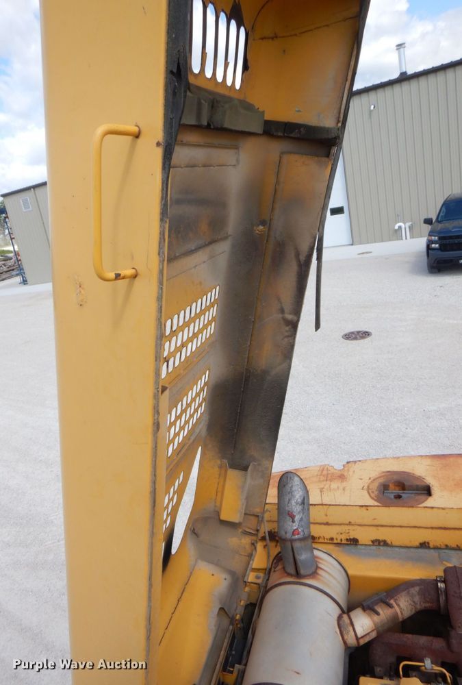 image for item DS8123 2006 John Deere 200C LC  excavator