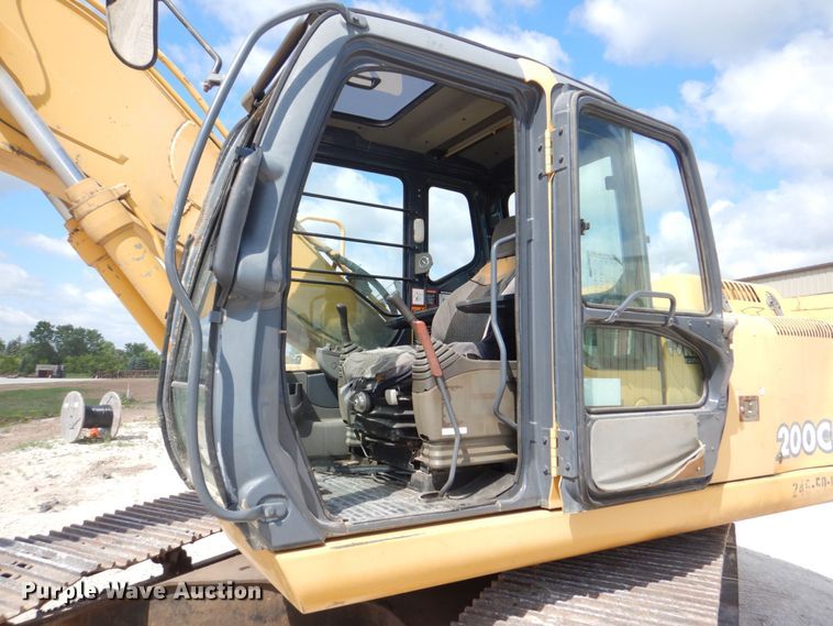 image for item DS8123 2006 John Deere 200C LC  excavator