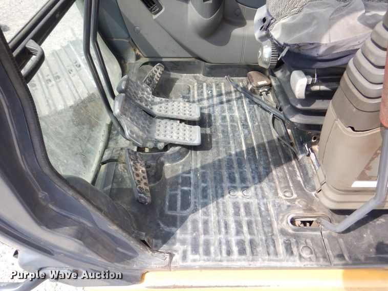 image for item DS8123 2006 John Deere 200C LC  excavator