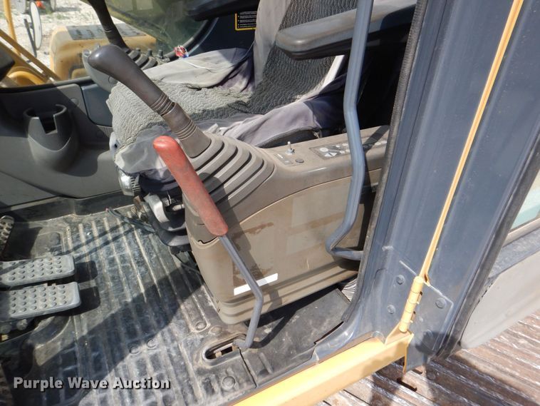 image for item DS8123 2006 John Deere 200C LC  excavator