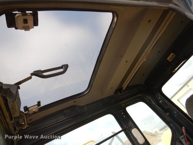 image for item DS8123 2006 John Deere 200C LC  excavator