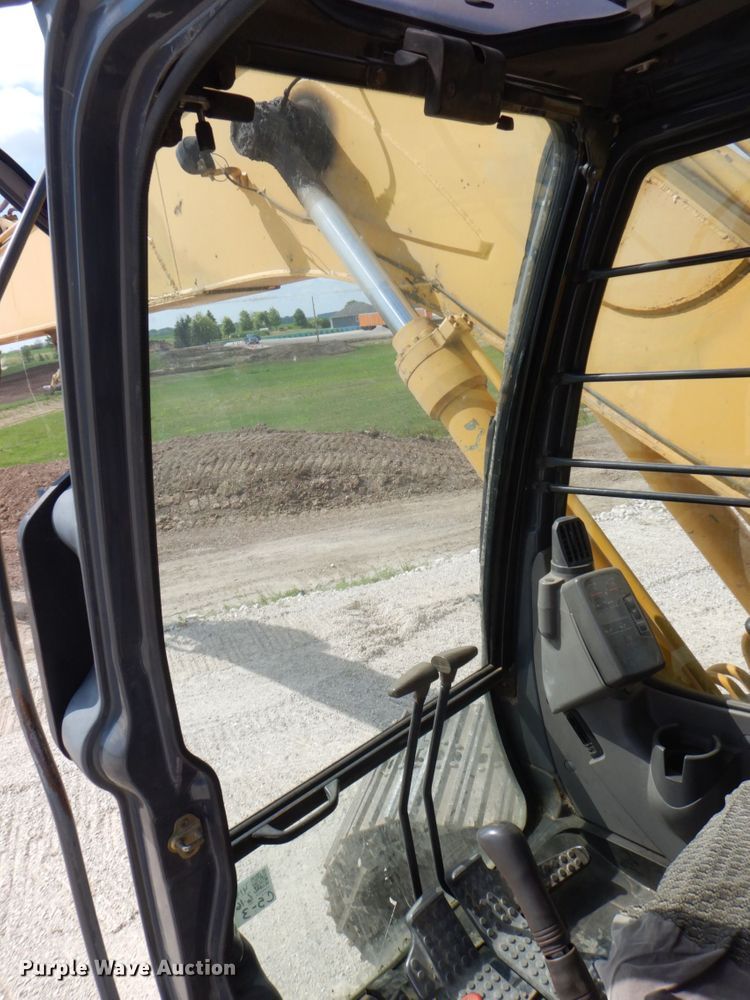 image for item DS8123 2006 John Deere 200C LC  excavator