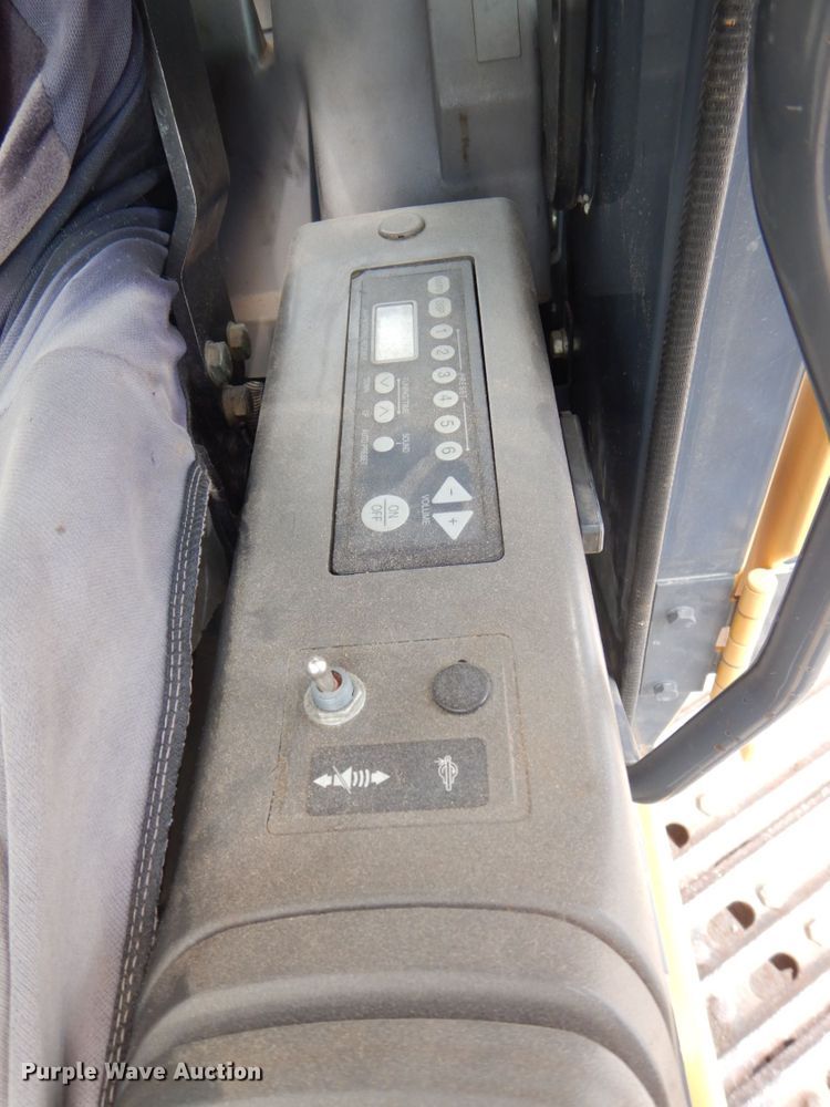 image for item DS8123 2006 John Deere 200C LC  excavator