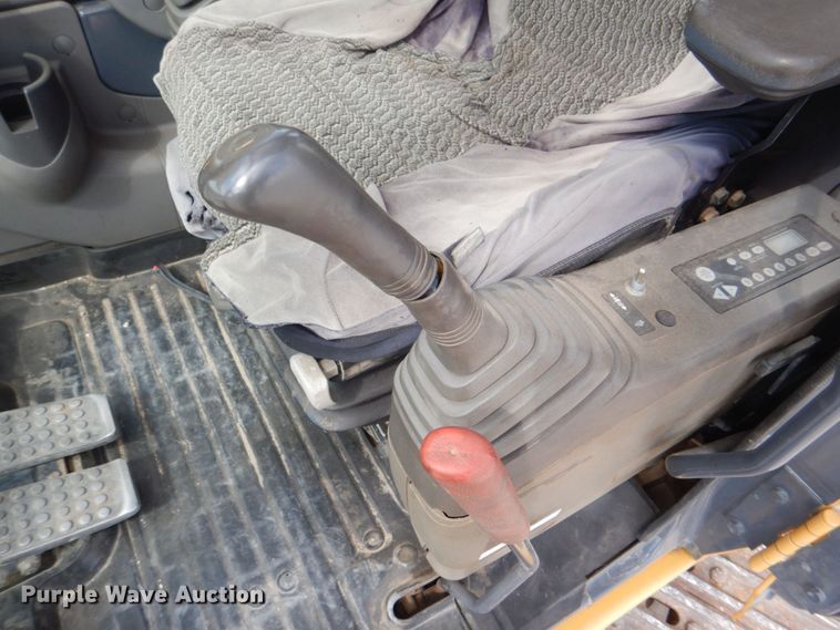 image for item DS8123 2006 John Deere 200C LC  excavator