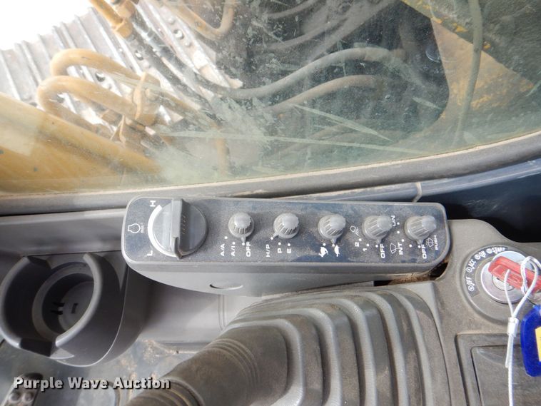 image for item DS8123 2006 John Deere 200C LC  excavator