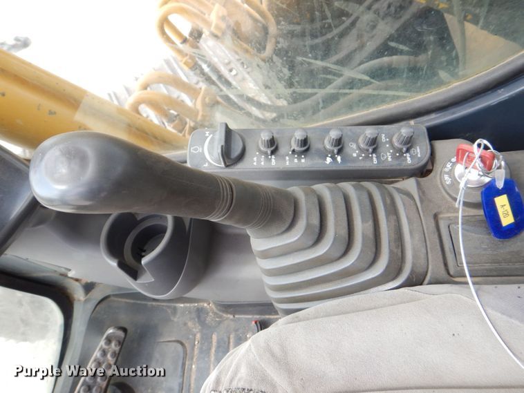 image for item DS8123 2006 John Deere 200C LC  excavator