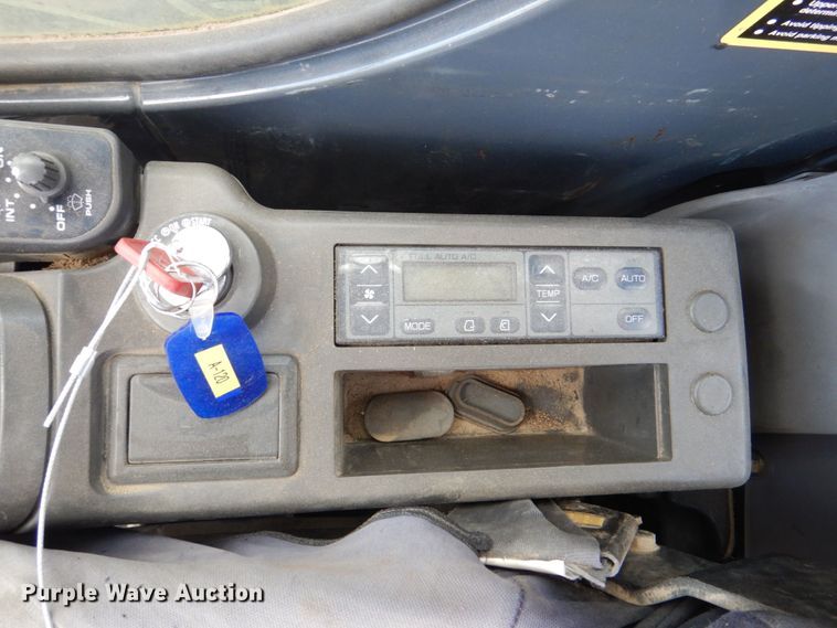 image for item DS8123 2006 John Deere 200C LC  excavator