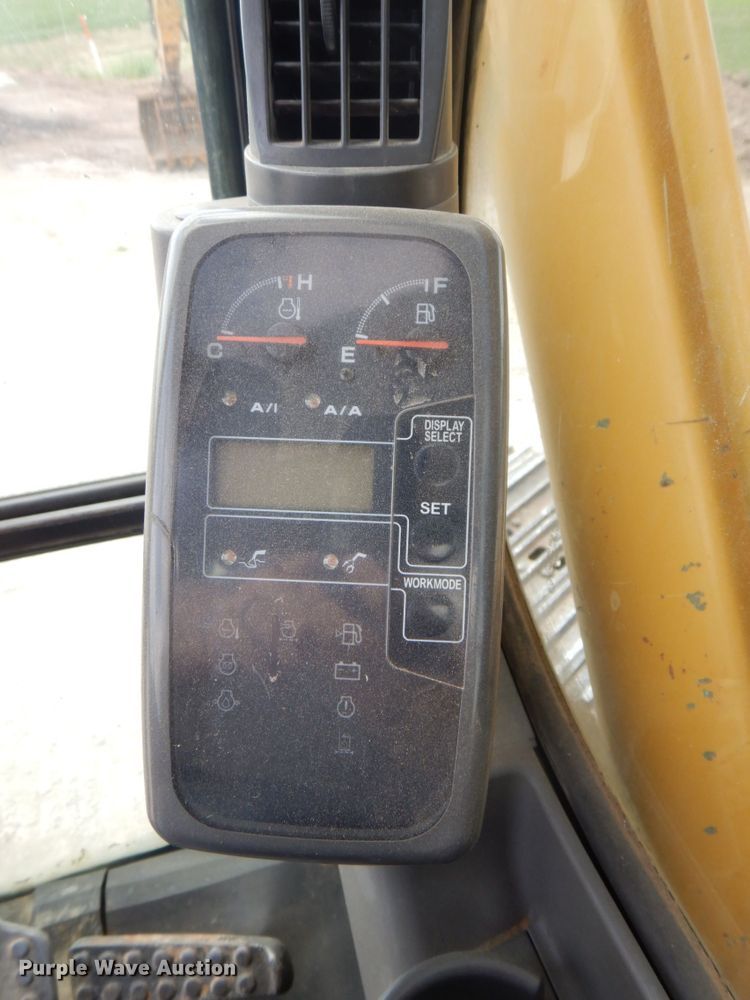 image for item DS8123 2006 John Deere 200C LC  excavator