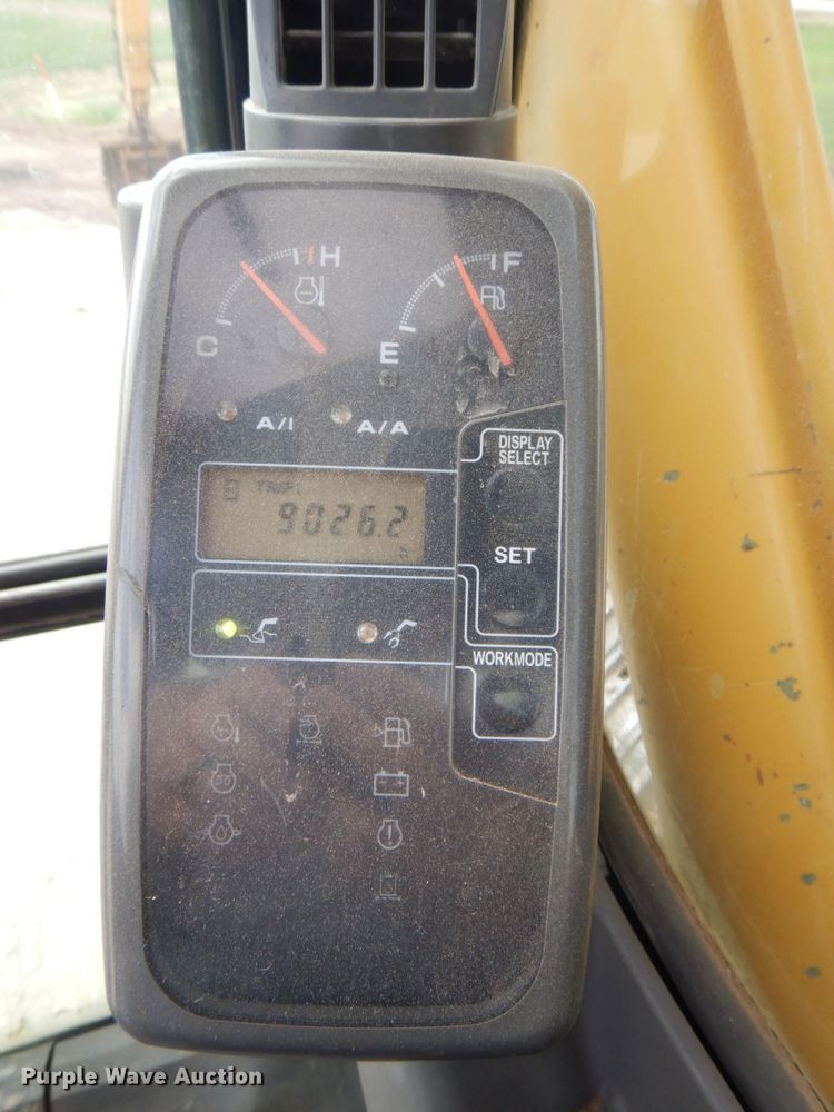 image for item DS8123 2006 John Deere 200C LC  excavator