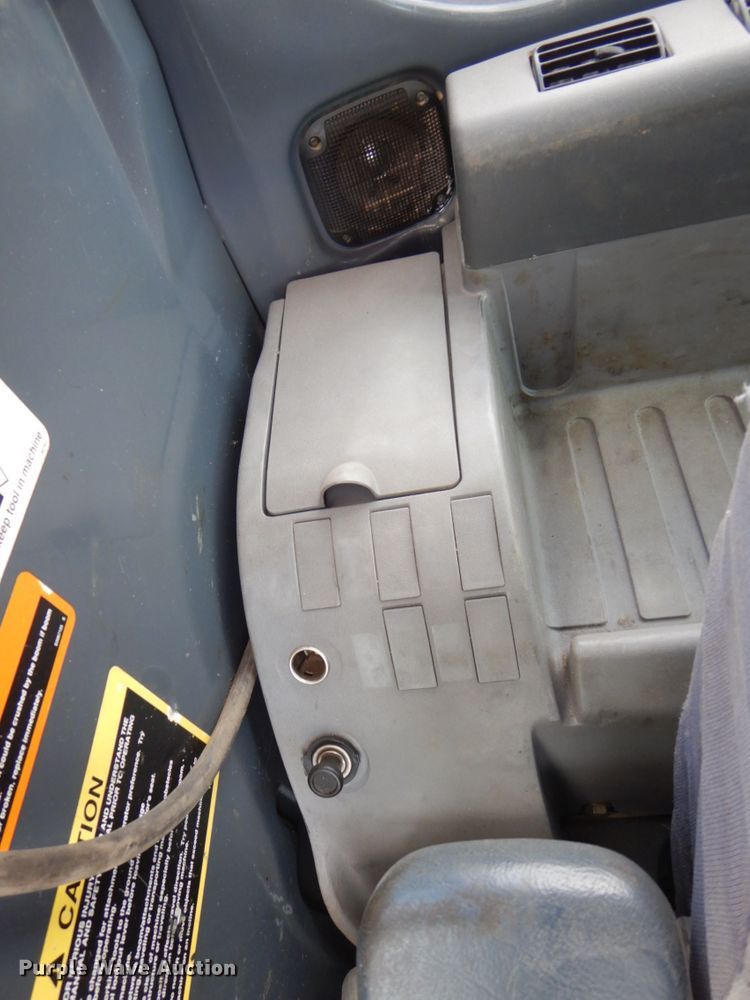 image for item DS8123 2006 John Deere 200C LC  excavator