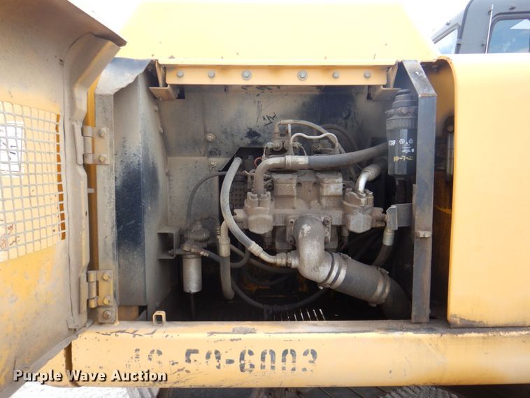 image for item DS8123 2006 John Deere 200C LC  excavator