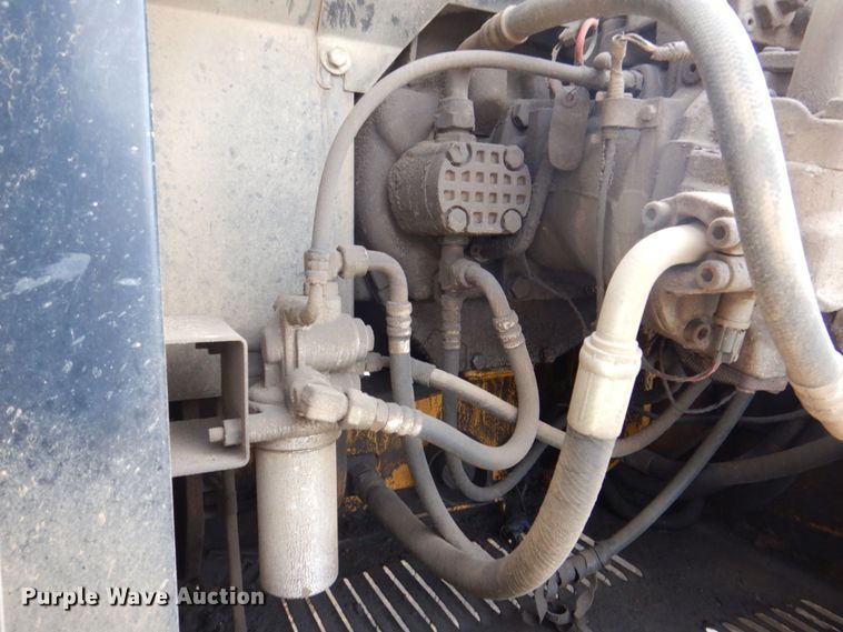 image for item DS8123 2006 John Deere 200C LC  excavator