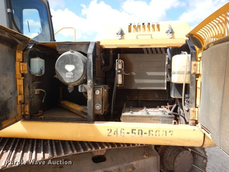 image for item DS8123 2006 John Deere 200C LC  excavator