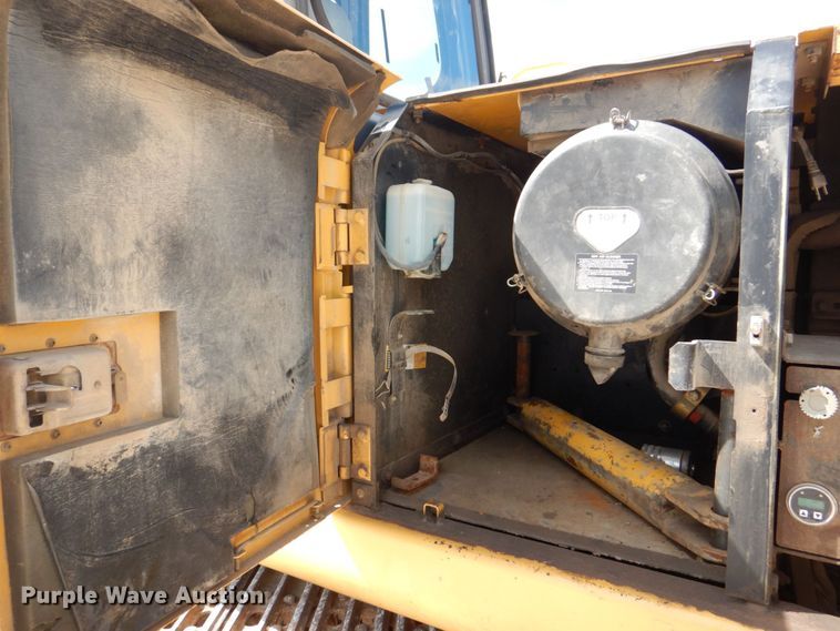 image for item DS8123 2006 John Deere 200C LC  excavator