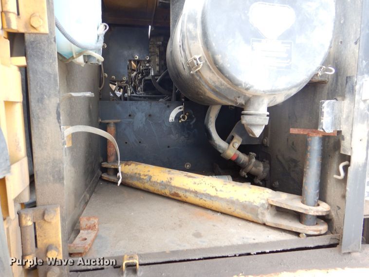 image for item DS8123 2006 John Deere 200C LC  excavator