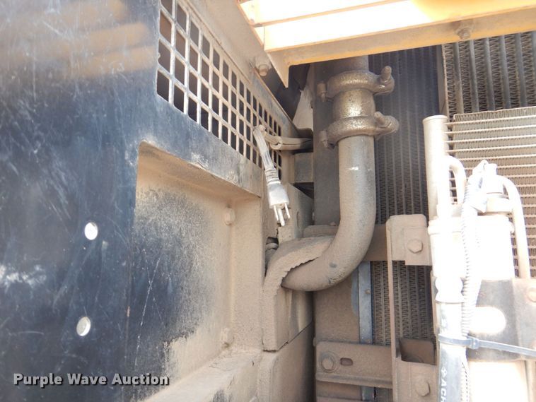 image for item DS8123 2006 John Deere 200C LC  excavator