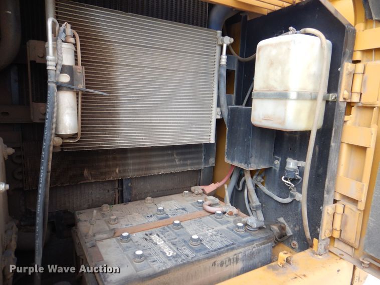 image for item DS8123 2006 John Deere 200C LC  excavator