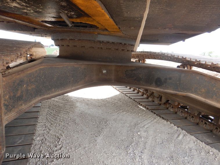 image for item DS8123 2006 John Deere 200C LC  excavator