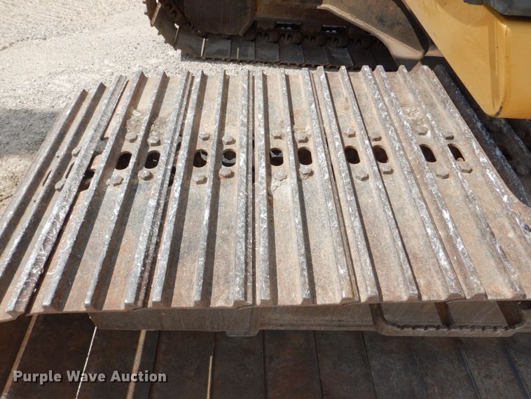 image for item DS8123 2006 John Deere 200C LC  excavator