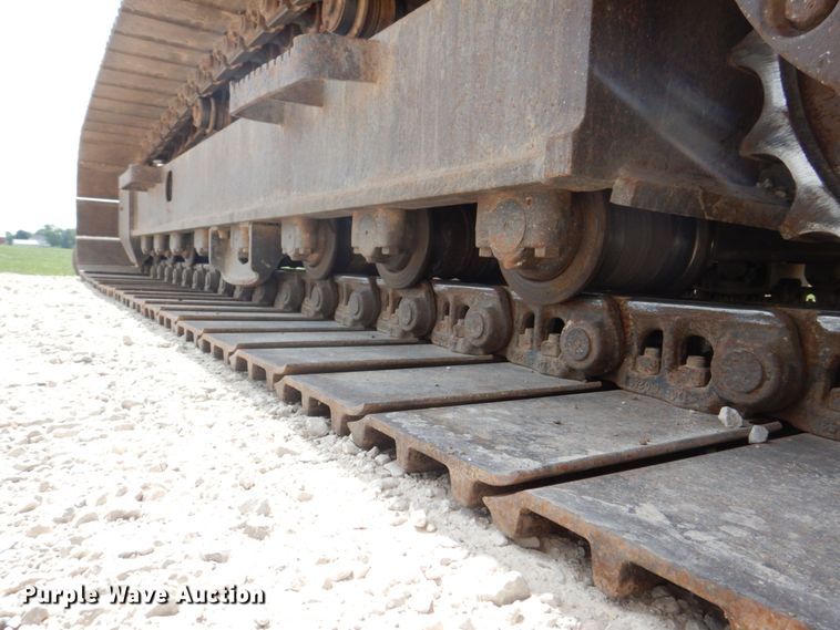 image for item DS8123 2006 John Deere 200C LC  excavator