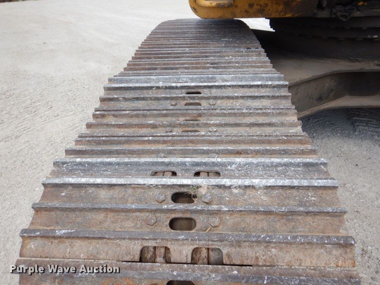 image for item DS8123 2006 John Deere 200C LC  excavator