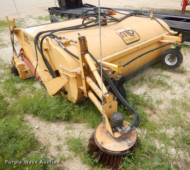 image for item DS8127 M-B  wheel loader broom