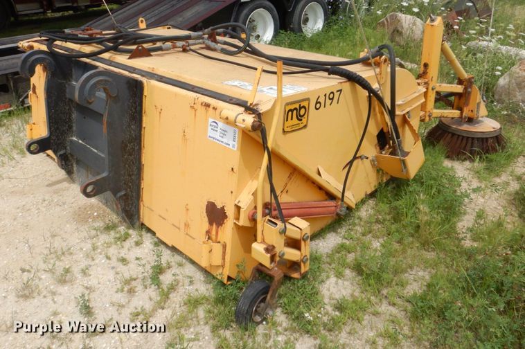 image for item DS8127 M-B  wheel loader broom