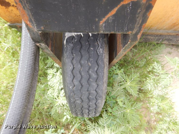 image for item DS8127 M-B  wheel loader broom