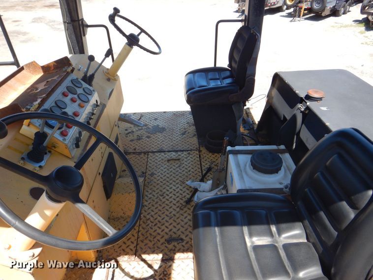 image for item DS8154 1999 Dynapac CP271  pneumatic roller