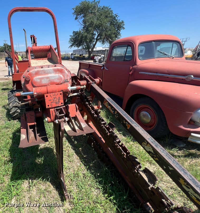 image for item DS8463 2000 Ditch Witch 5110  trencher