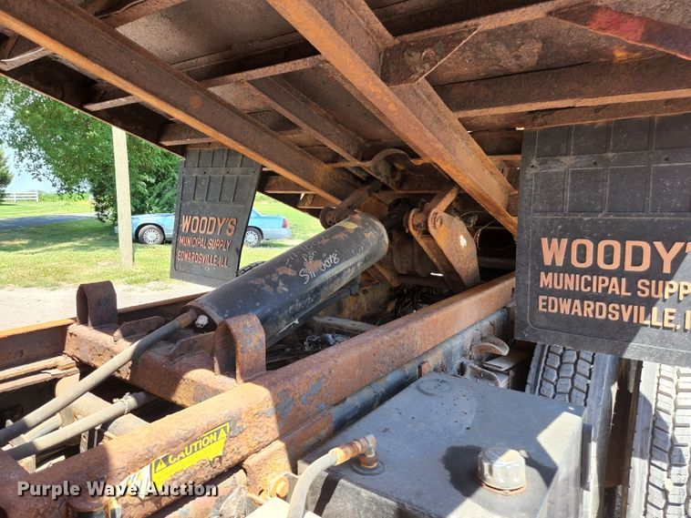 image for item JL9987 2002 Freightliner FL70  dump truck