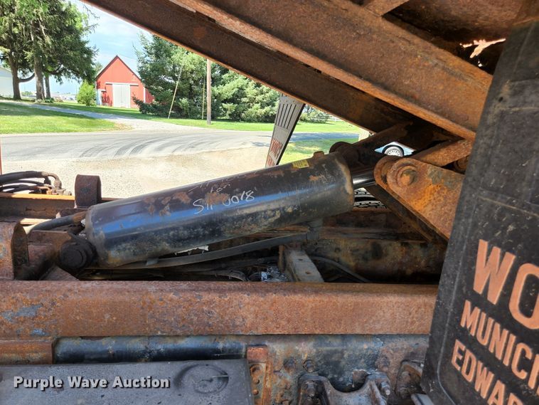 image for item JL9987 2002 Freightliner FL70  dump truck