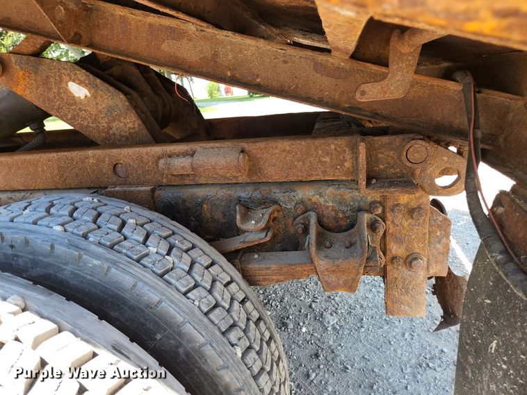 image for item JL9987 2002 Freightliner FL70  dump truck