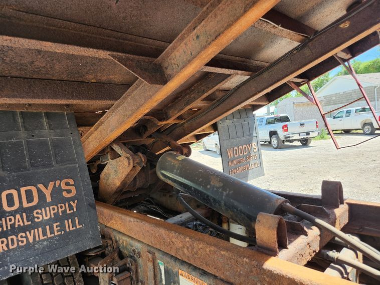 image for item JL9987 2002 Freightliner FL70  dump truck