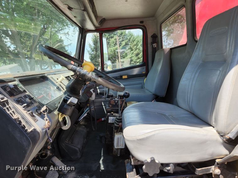 image for item JL9987 2002 Freightliner FL70  dump truck