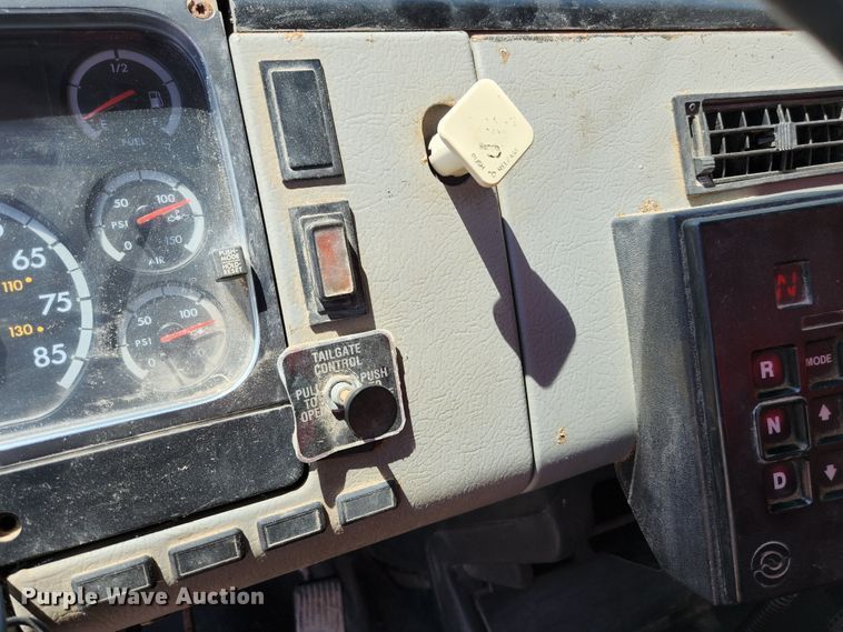 image for item JL9987 2002 Freightliner FL70  dump truck