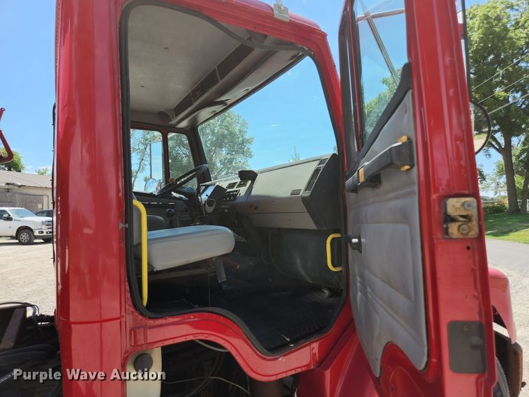 image for item JL9987 2002 Freightliner FL70  dump truck