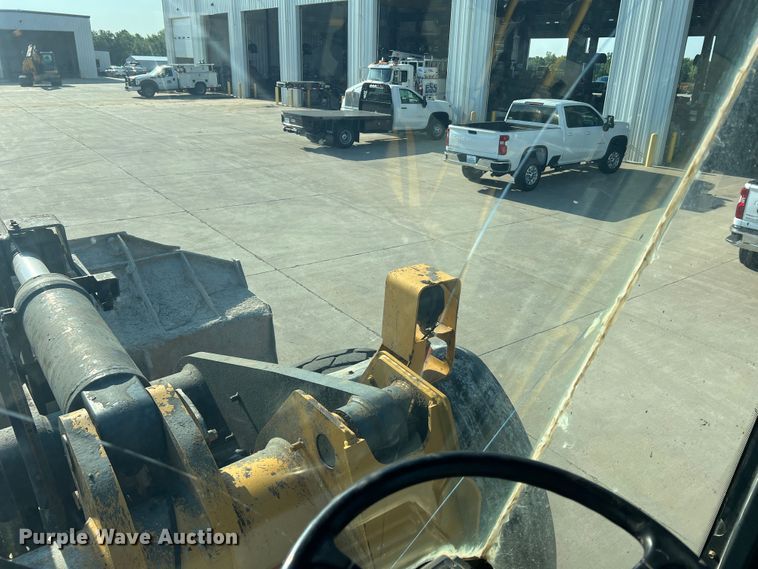 image for item JM9218 2010 John Deere 824K  wheel loader