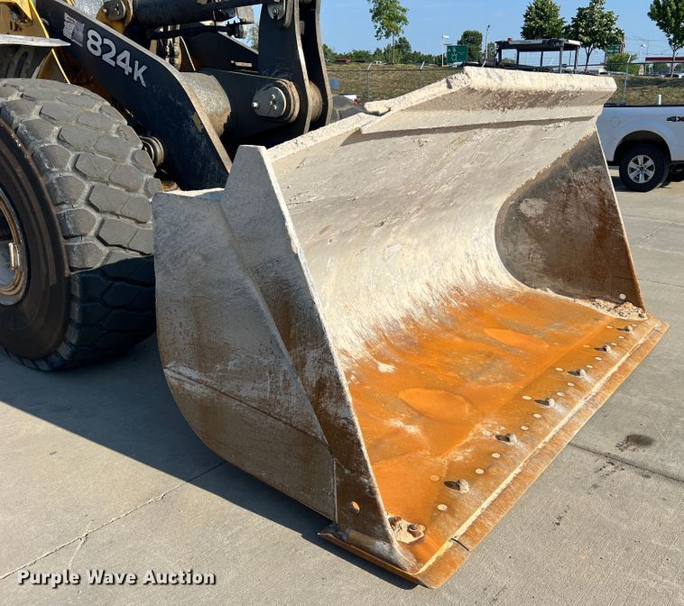 image for item JM9218 2010 John Deere 824K  wheel loader