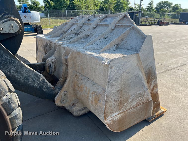 image for item JM9218 2010 John Deere 824K  wheel loader