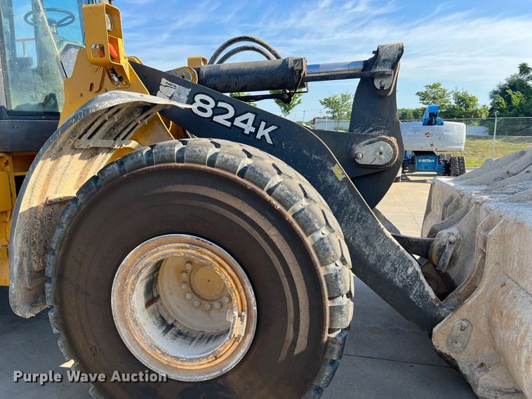 image for item JM9218 2010 John Deere 824K  wheel loader