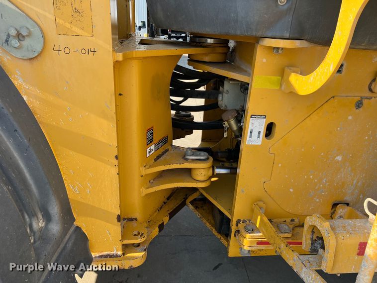 image for item JM9218 2010 John Deere 824K  wheel loader