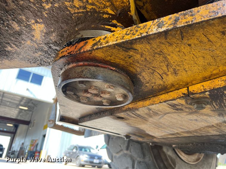 image for item JM9218 2010 John Deere 824K  wheel loader