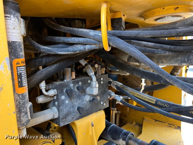 image for item JM9218 2010 John Deere 824K  wheel loader