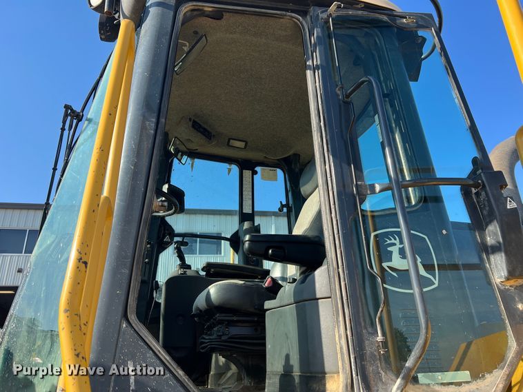 image for item JM9218 2010 John Deere 824K  wheel loader